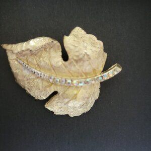 Vintage Gold Tone Leaf Brooch With Rhinestone Accents